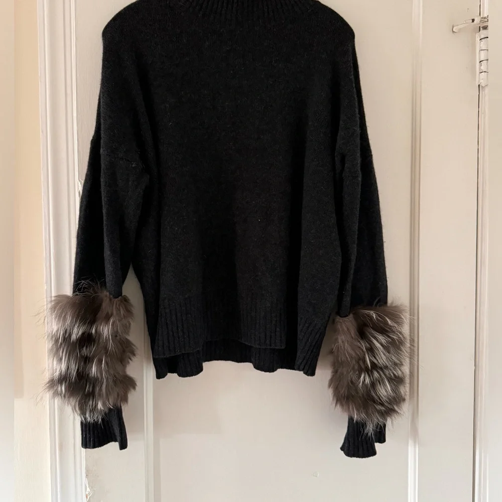 C By Bloomingdales Turtleneck Cashmere Sweater with Fox Fur Cuffs - Picture 3 of 11